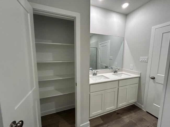 Building Photo - 7922 Alset Dr
