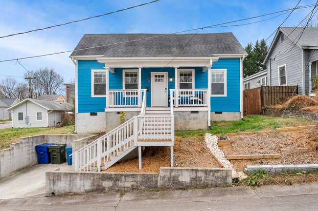 Building Photo - Cheery downtown bungalow with stunning finishes and fenced back yard.