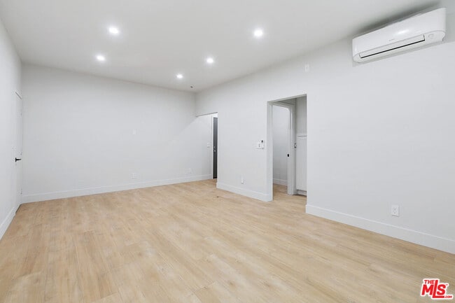 7229 Willoughby Ave Unit 15