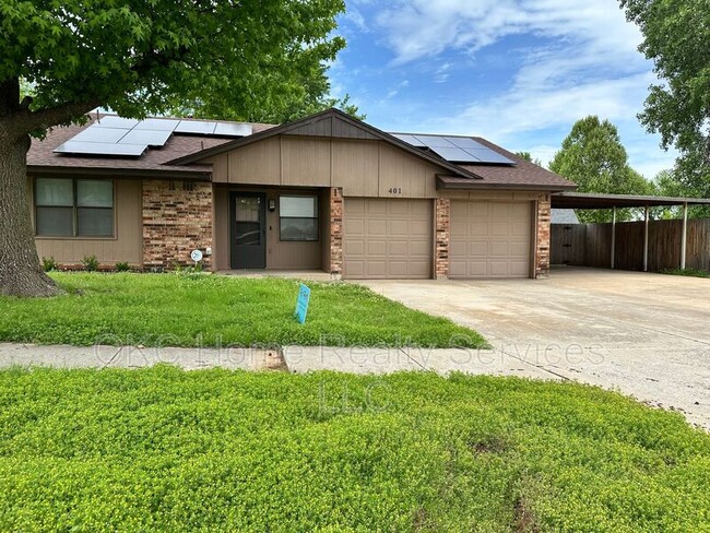 Photo - 401 W Hillcrest Dr House
