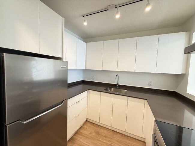 Building Photo - 501 Sixth St