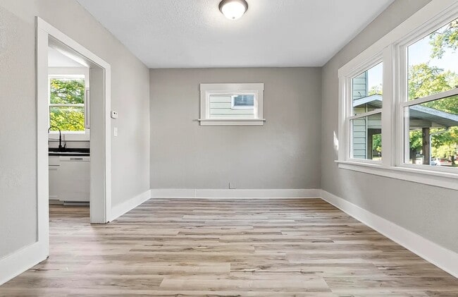Photo - 2051 Thompson Ave