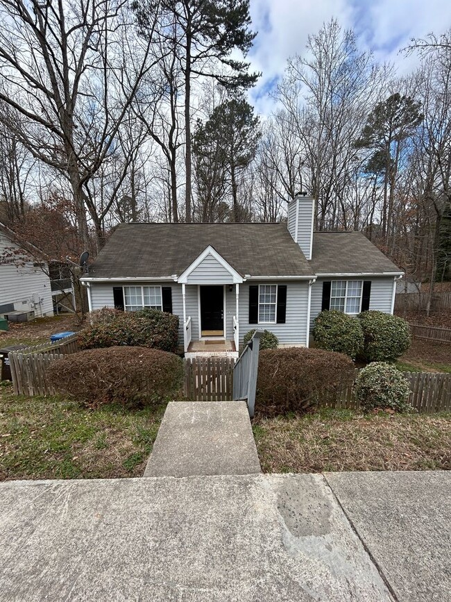 Charming 3-Bedroom Home with Fenced Yard &... - Charming 3-Bedroom Home with Fenced Yard &...