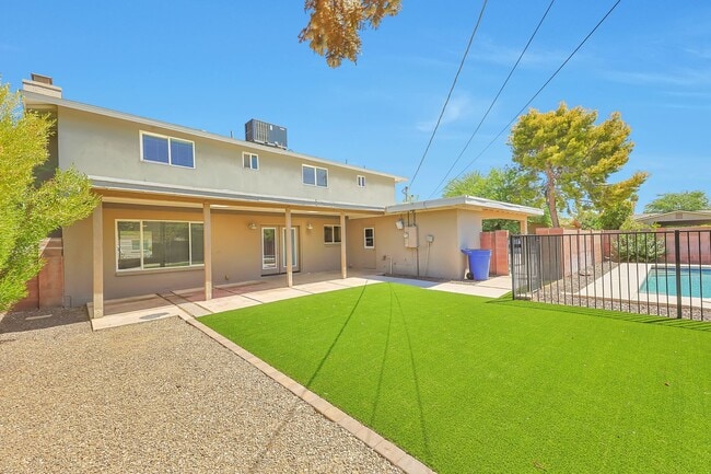 Photo - Large 6 Bedroom near Broadway & Rural!  POOL WITH SWIM UP BAR!