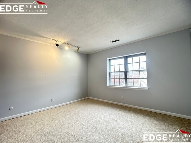Building Photo - 100 Lake Shore Rd Unit 4 Rental