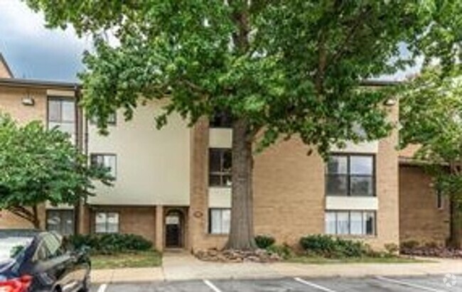 Building Photo - Luxury 2BR 2BA condo in the heart of Rockv... Unit 202