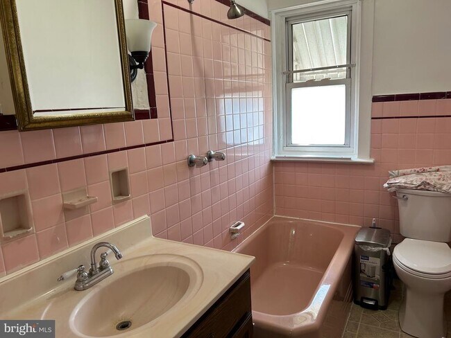 Photo - 1049 Genesee St