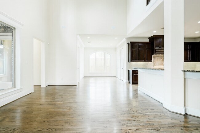 Photo - 1418 Du Barry Ln