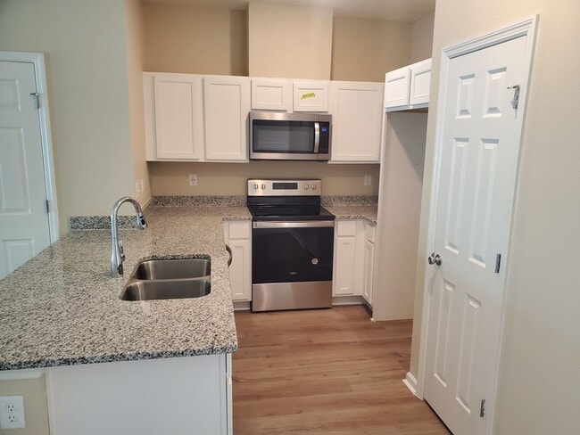 Building Photo - 3/2.5 Town Home in Greenland Place!