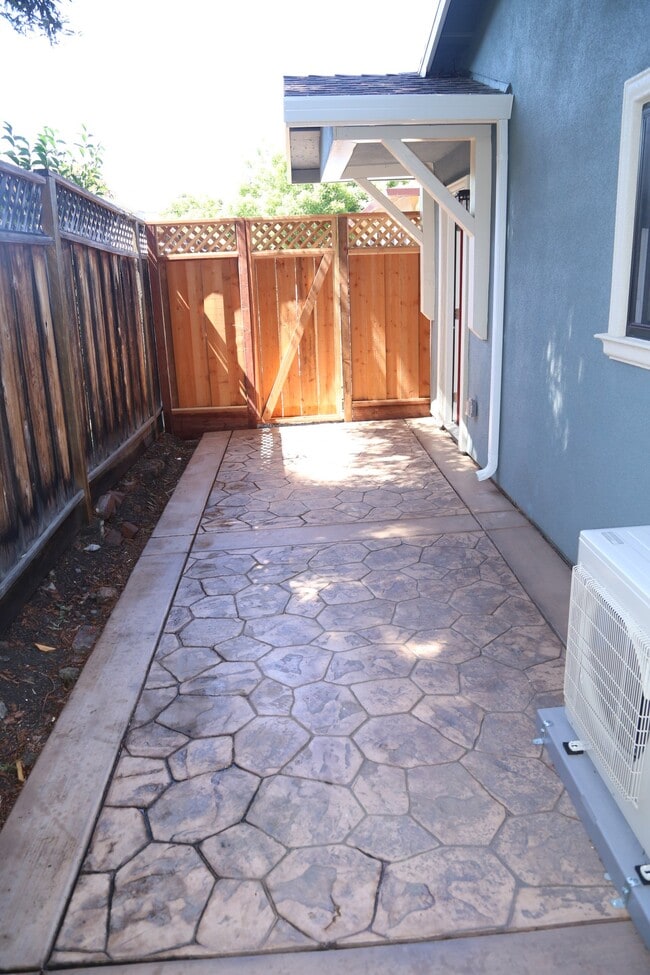 Photo - 281 Oak St