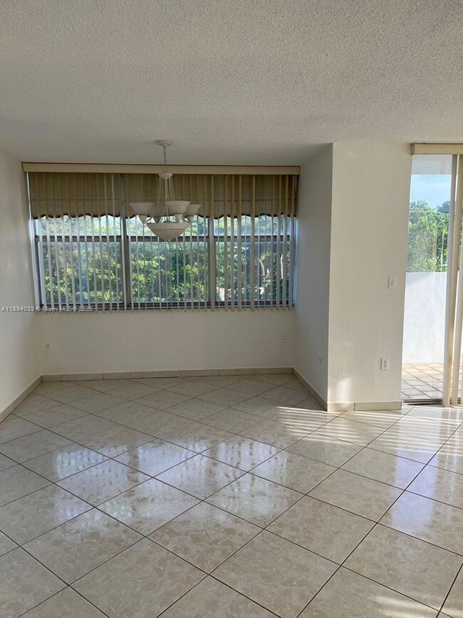 Photo - 1200 NE Miami Gardens Dr Unidad 220W