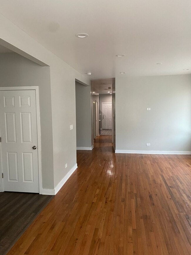 Building Photo - Spacious south side 5 bedroom beauty Unit 6402 S eberhart - 2S Rental