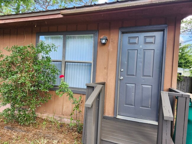 Front Door - 25 6th St Unit Shalimar Rentals