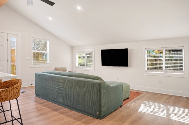 Photo - 625 Semaht St