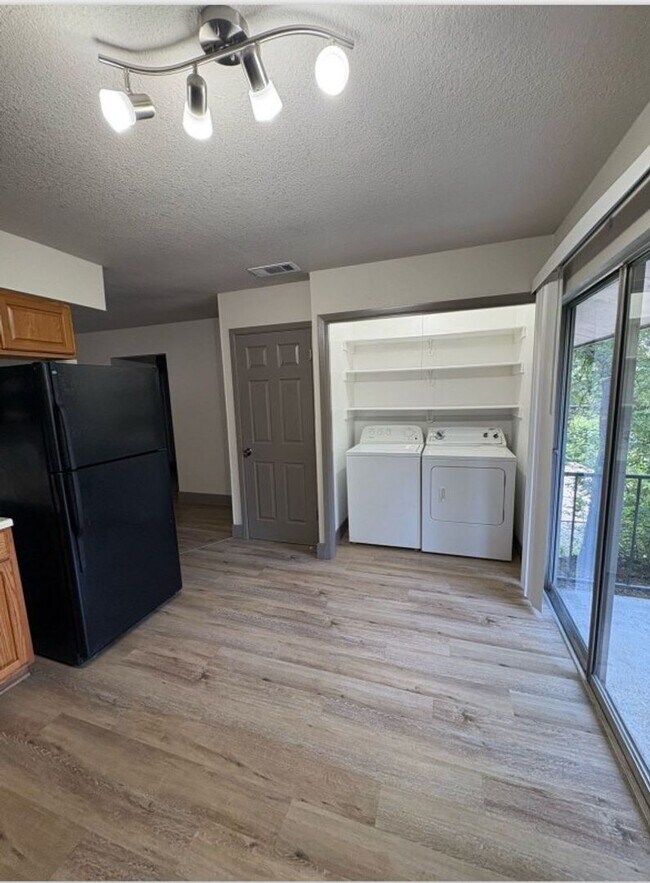Photo - 204 W Mockingbird Ln Unidad C