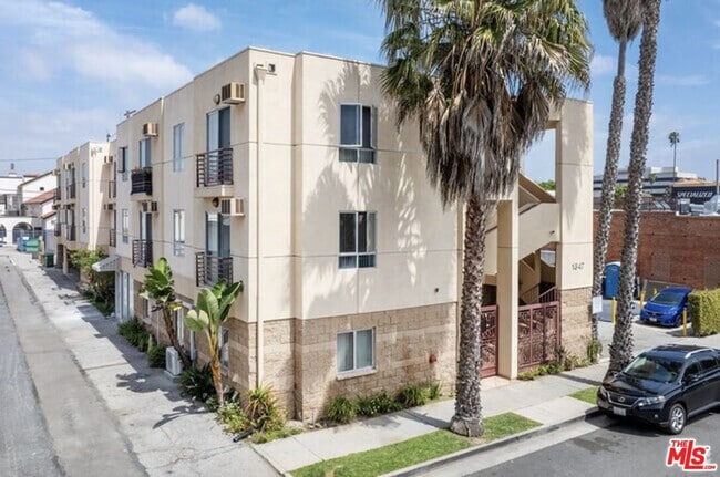 Building Photo - 2301 Santa Monica Blvd Unit 202