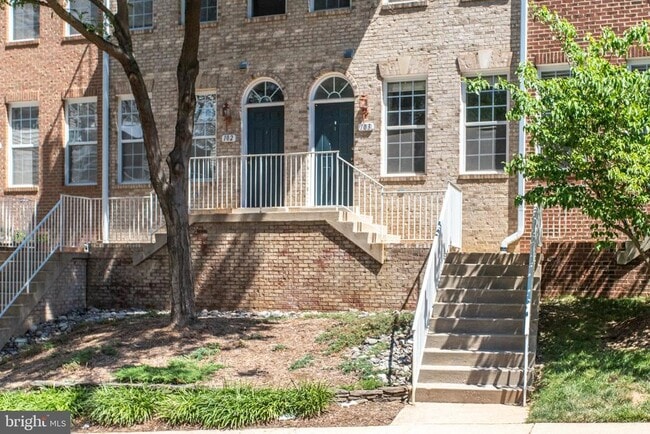 Building Photo - 2664 Manhattan Pl