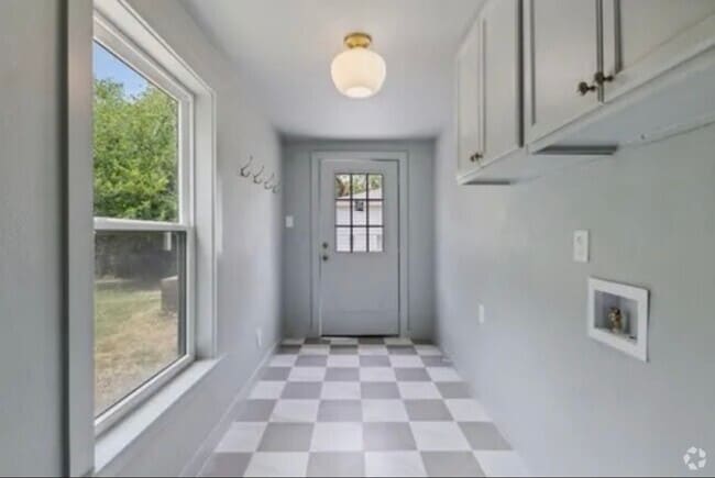 Building Photo - 611 N Main St Rental