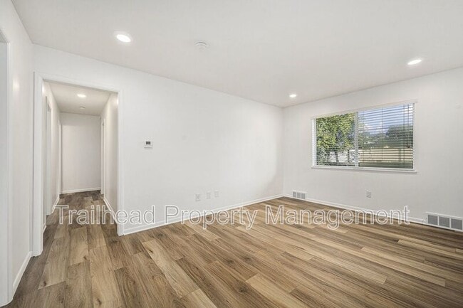Photo - 8300 Robinson St