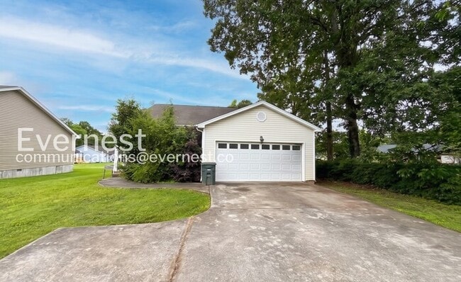 Building Photo - Spacious 3-Bedroom Home in a Prime Location / Pet-Friendly / Available Now!