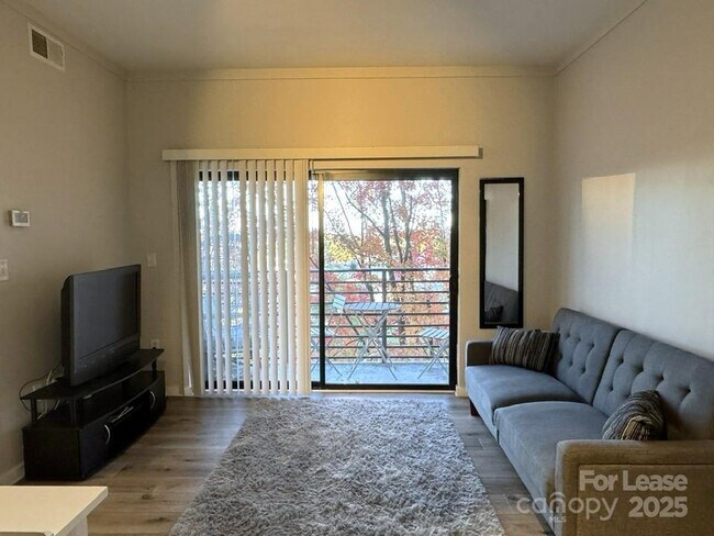 Photo - 715 N Church St Unidad 414