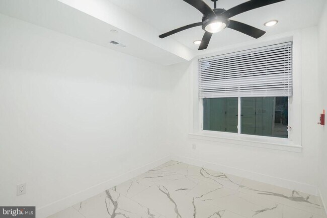 Photo - 2000 N Front St