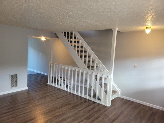 Photo - 872 Upholland Ln