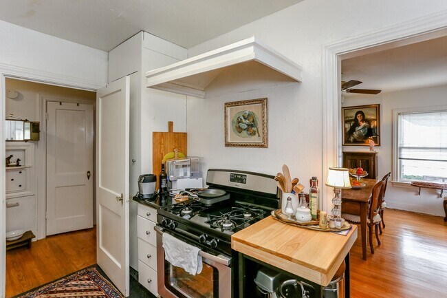 Photo - 1740 Banks St