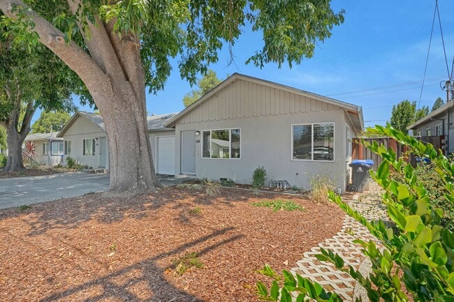Building Photo - Charming 2 Bed 1 Bath Duplex Unit with Beautifully Landscaped Backyard