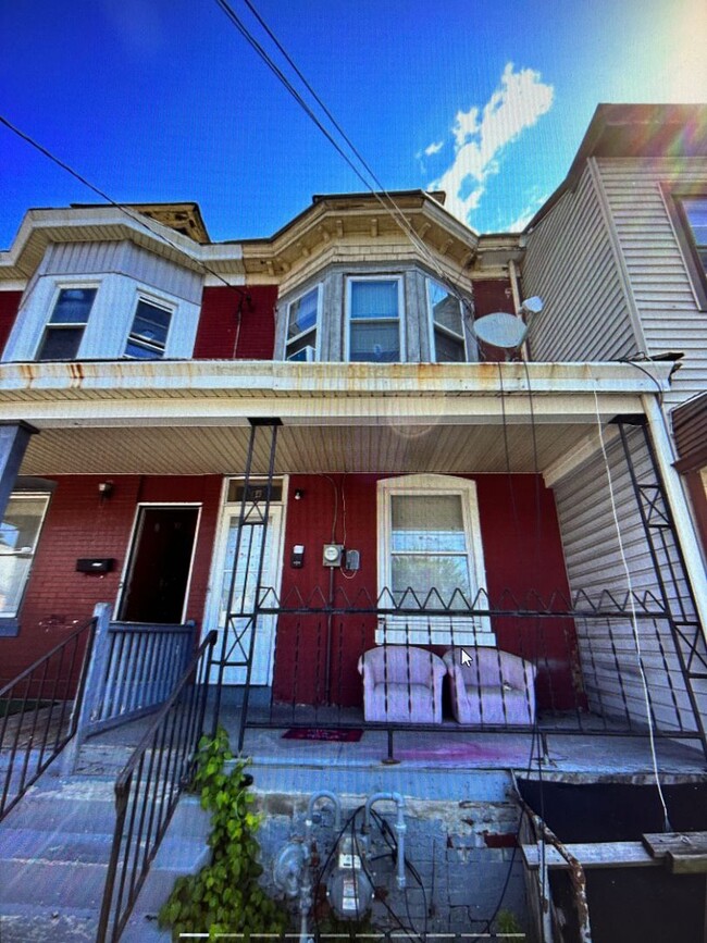 Building Photo - 4 Bedroom | 1 Bath Rental