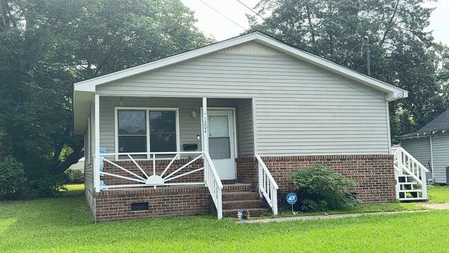 Building Photo - Lovely Home with a Great Location In Town