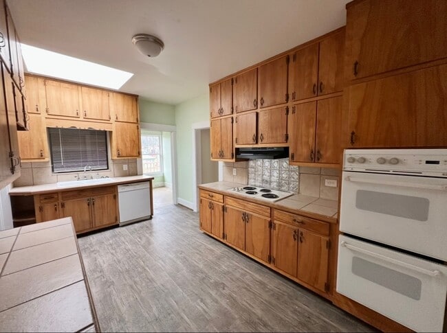 Photo - 1532 Graymont Ave W