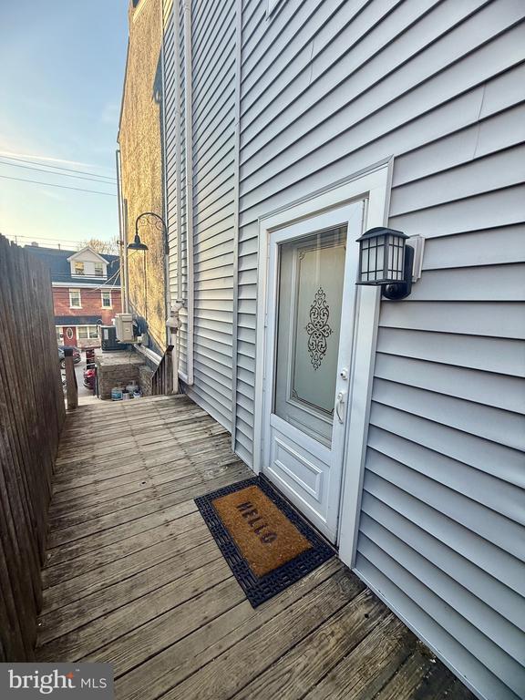 Building Photo - 125 Maple St