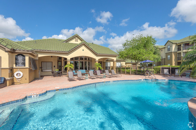 Resort-style pool - Park Del Mar Apartments