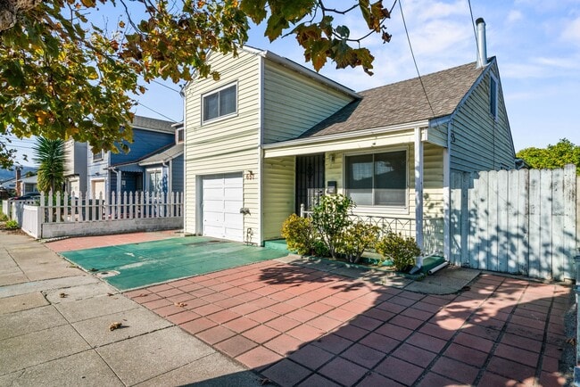 Building Photo - Stylish 2BR/2BA Home with Backyard, Bonus Rooms & Loft!