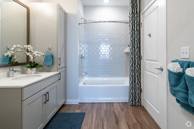 1BR, 1BA - 759 sf