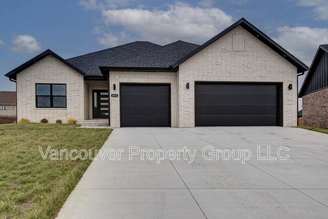 Building Photo - 5075 E Ferdinand Ct