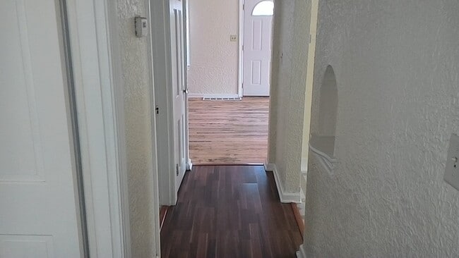 Photo - DAYTON, OH - SINGLE HOME - 2 BED, 1 BATH -...