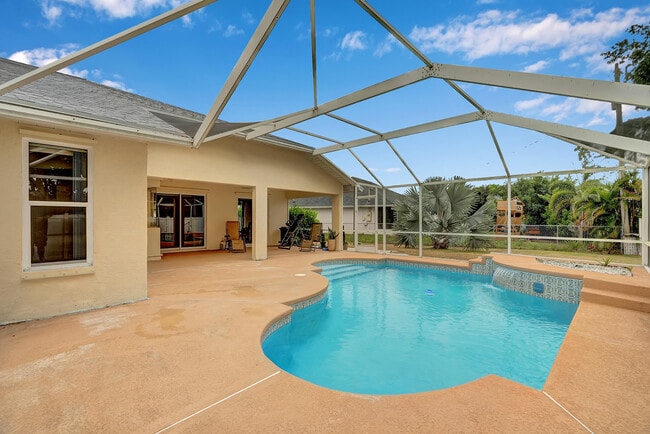 Photo - 513 SE Cliff Rd