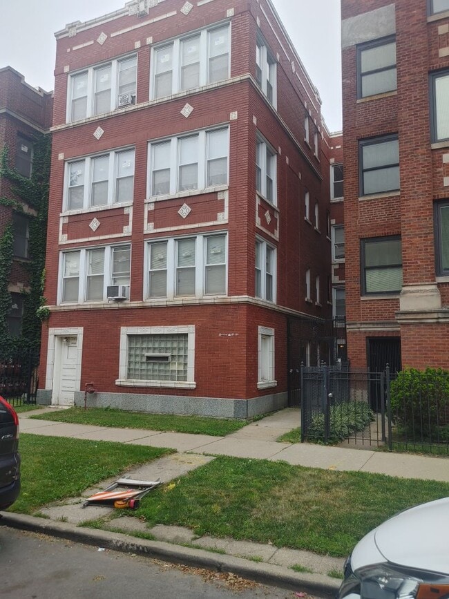 Building Photo - Sunny and Spacious 1 Bed, 1 Bath Residence Unit 1W Rental