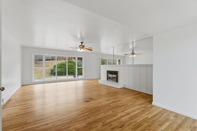 Building Photo - 4070 College Dr Unit Home