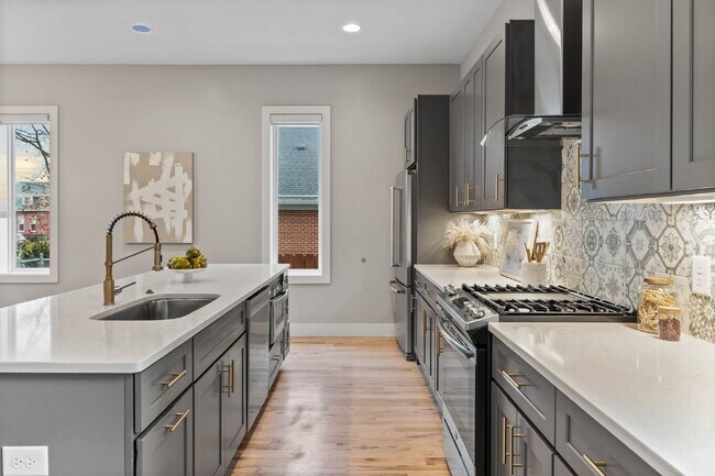 Photo - Spacious 4-Bed Gem in Nashville: 2360 sq f...