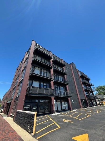 Building Photo - 2725 N Thatcher Ave Unit 503
