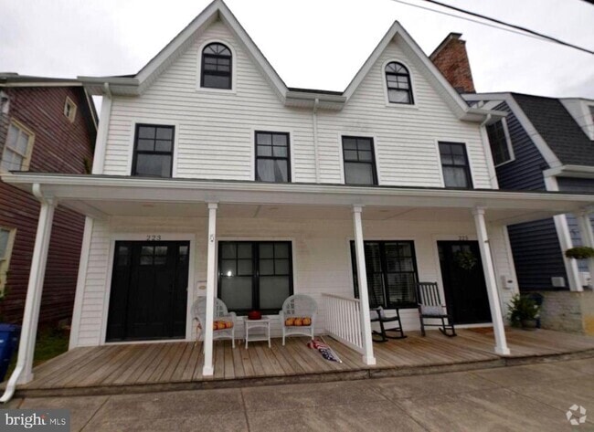 Building Photo - 225 S Commerce St Rental