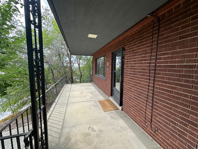 Front Porch - 80 W Zane Ave Unit 80