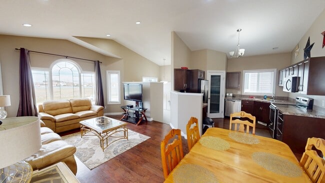 Photo - 11569 B-115677 77 Ave