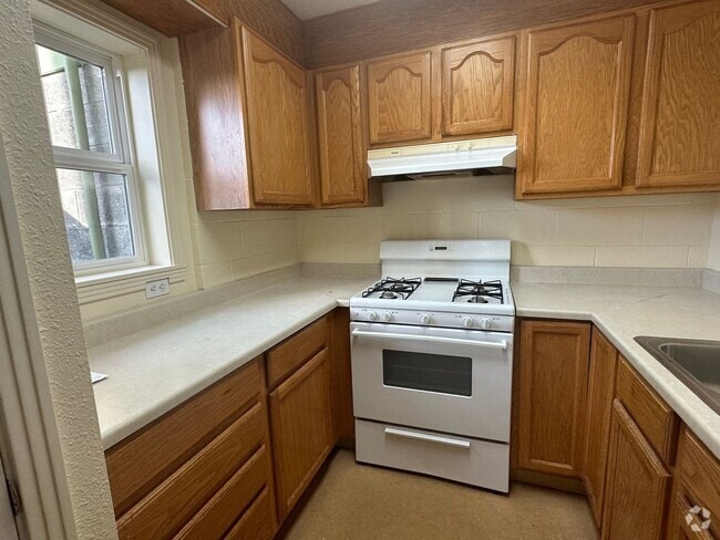 Building Photo - 1261 16th St Unit B Rental
