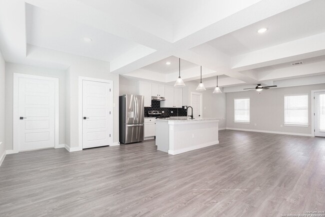 Photo - 5815 Tree View St