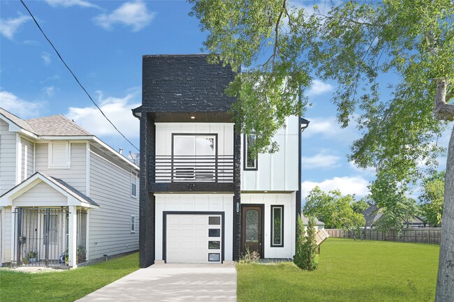 Building Photo - 7203 Weyburn St Rental