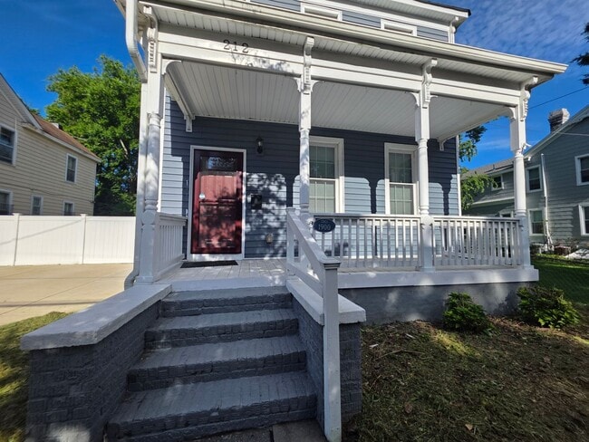 Photo - 212 Elm Ave